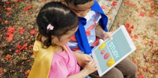 Alfabetización mediática para niños: una herramienta para la justicia social Niños con un cuaderno en el parque