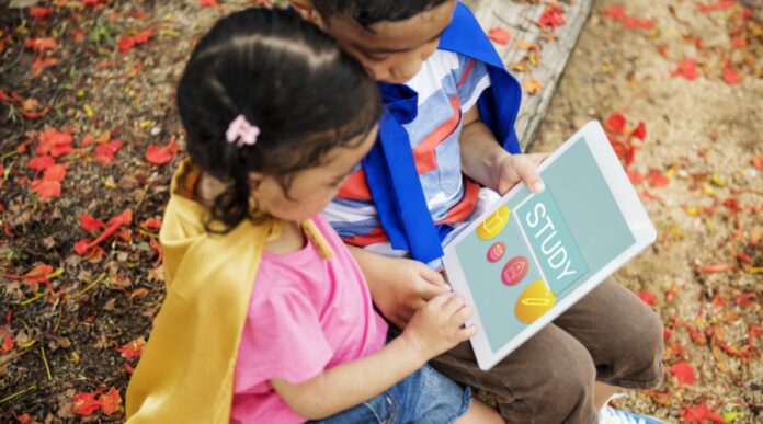 Niños con un cuaderno en el parque