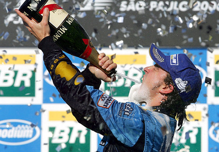 Fernando Alonso bebiendo alcohol.