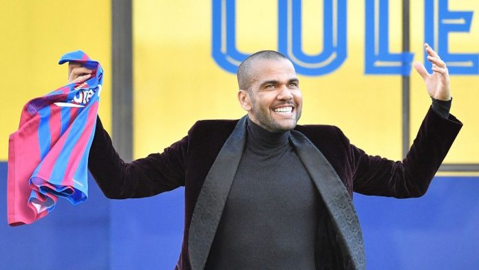 5582acf5-c496-46a5-b14a-1bd2187cf959_alta-libre-aspect-ratio_default_0 Dani Alves en la presentación en el Barça