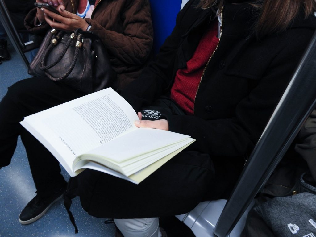 Señora leyendo un libro en el metro