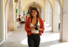 «Crec que el periodisme és una finestra al món o un reflex de la societat del qual ens alimentem constantment» Clàudia Mas. Foto: Àlex Verdejo.