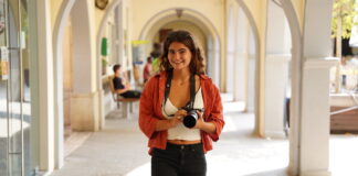 «Crec que el periodisme és una finestra al món o un reflex de la societat del qual ens alimentem constantment» Clàudia Mas. Foto: Àlex Verdejo.