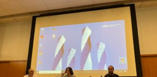 Eduardo Sáenz de Cabezón: «Els científics i els periodistes hem d’anar de la mà» Ponents asseguts a la taula amb la moderadora al mig