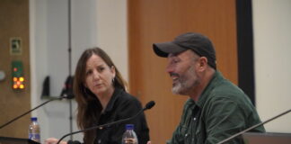 Xavier Aldekoa: «Los presidentes africanos que querían riqueza para su país, murieron en menos de un año» En la imágen observamos -de izquierda a derecha- a Txell Freixas y Xavier Aldekoa