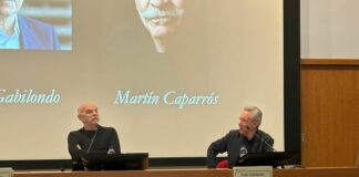 Iñaki Gabilondo: “Vivim el millor moment per fer periodisme i el pitjor per viure d’ell” Martín Caparrós i Iñaki Gabilondo durant la xerrada