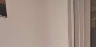 «Han caigut els resultats de la comprensió lectora perquè els nens ja només llegeixen a l’escola» Infant amb una tauleta - Imatge d'elaboració pròpia