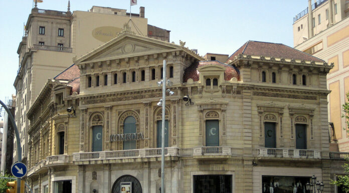 Els cinemes de Barcelona abaixen els telons Wikipedia Commons. Fotografia de la façana del cinema Comedia.
