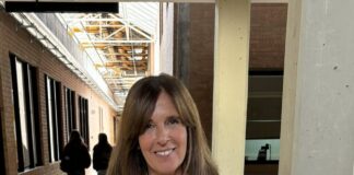 Ana Blanco es reconocida con el Premio Ítaca 2024 Ana Blanco sostiene el Premio Ítaca 2024