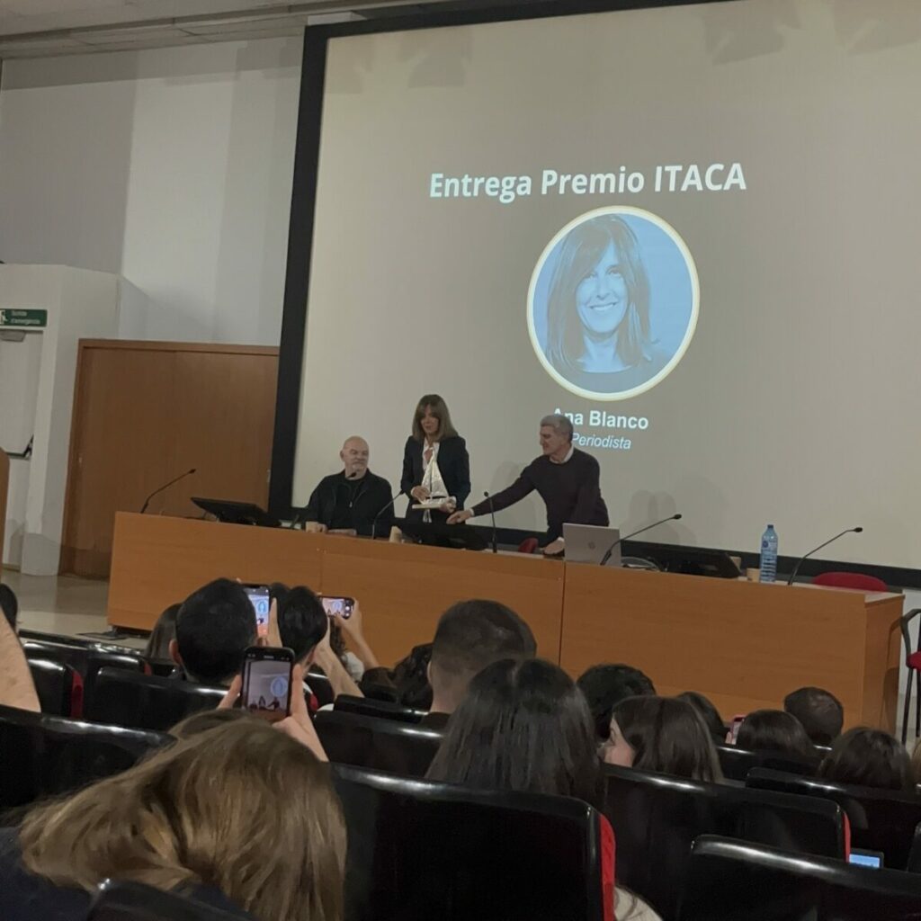 Ana Blanco rebent el premi Ítaca 2024 a l'Aula Magna de la facultat de ciències de la comunicació de la UAB. Foto: Mariona Carol