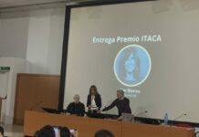 Ana Blanco, guanyadora del premi Ítaca 2024 Ana Blanco rebent el premi Ítaca 2024 a l'Aula Magna de la facultat de ciències de la comunicació de la UAB. Foto: Mariona Carol