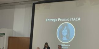 Ana Blanco, guanyadora del premi Ítaca 2024 Ana Blanco rebent el premi Ítaca 2024 a l'Aula Magna de la facultat de ciències de la comunicació de la UAB. Foto: Mariona Carol