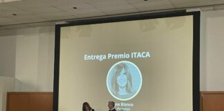 Ana Blanco, premi Ítaca 2024 al compromís ètic i professional Ana Blanco en el moment de l’entrega del Premi Ítaca 2024, a l’Aula Magna de la Facultat de Ciències de la Comunicació de la UAB.