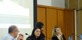 Patricia Simón: «Dar la oportunidad de contar su historia a las personas con las que trabajo me blinda del miedo» Los conferenciantes Mayte Carrasco, Ricard Garcia y Patricia Simón en el Aula Magna de la UAB