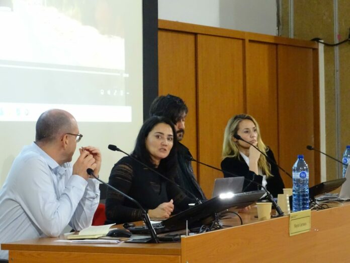 Los conferenciantes Mayte Carrasco, Ricard Garcia y Patricia Simón en el Aula Magna de la UAB