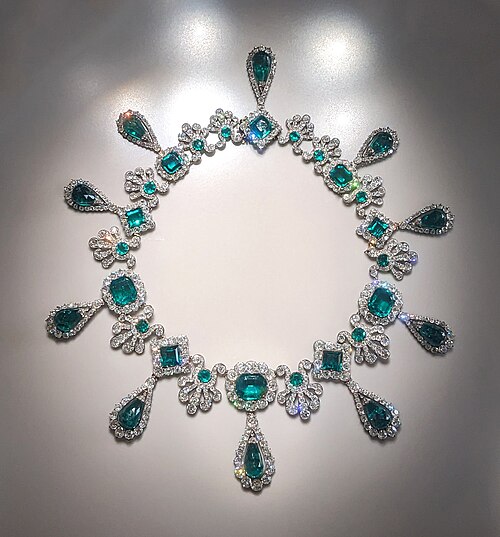 Collier_en_émeraudes_de_la_parure_de_Marie-Louise_-_Musée_du_Louvre_Objets_d'Art_OA_12155