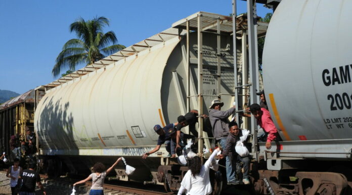 A bordo de la Bestia: crónica del viaje migratorio más peligroso de América