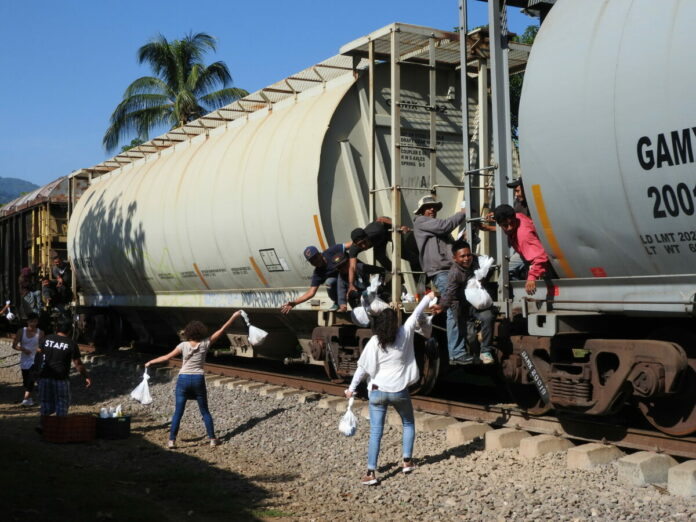 Entrega_de_alimentos_a_personas_migrantes