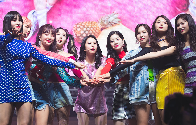 Fotografia on es veu a les 9 integrants del grup Twice en concert.