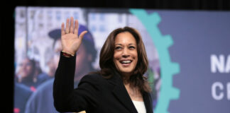 Kamala Harris insta a continuar lluitant per garantir la democràcia als Estats Units