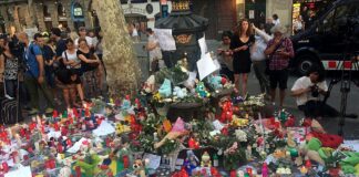 Más allá del crimen: los atentados terroristas de Barcelona Imagen del homenaje a las víctimas en la Rambla de Barcelona