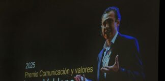 🟢DIRECTE UAB | Reconeixement «Comunicació i Valors 2025» a Jorge Valdano Fotografia de la xerrada. Elaboració pròpia.