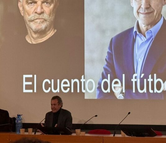 Jorge Valdano reflexiona sobre el poder del futbol en una jornada especial al campus de Bellaterra